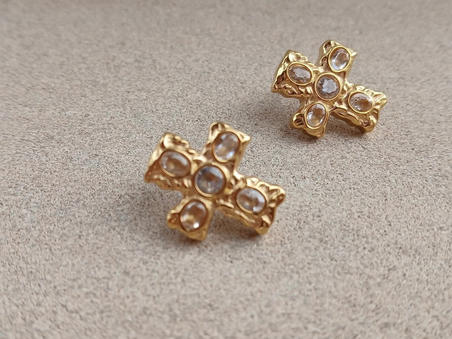 GOLD CHUNKY CROSS EARRINGS